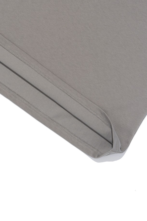 BB 1982 에센셜 티셔츠 (그레이)는 스포츠, 아웃도어, 여행 등 다양한 활동에 적합한 공용 티셔츠입니다. 부드러운 촉감의 면과 폴리에스테르 혼방 에어로쿨 원단으로 제작되어 쾌적한 착용감을 선사하며, 흡습, 통기, 속건 기능으로 땀을 빠르게 배출합니다. 레귤러핏 라운드넥 디자인에 무지 패턴으로 미니멀하고 스포티한 스타일을 연출하며, 레귤러 기장과 반소매 소매 기장으로 편안함을 더했습니다. 고강도와 복원력이 뛰어나 활동적인 라이프스타일에 적합하며, 여행룩, 피트니스룩, 러닝룩 등 TPO에 맞춰 활용할 수 있습니다.
