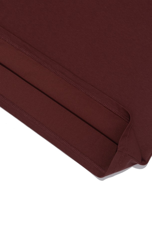 와인 컬러의 시그니처 클래스 로고 티셔츠입니다. 면과 폴리에스테르 혼방의 에어로쿨 소재를 사용하여 흡습, 통기성 및 속건 기능을 갖춰 쾌적한 착용감을 제공합니다. 라운드넥과 레귤러핏으로 제작되었으며, 반소매 기장의 베이직하면서도 스포티한 스타일을 연출합니다. 일상, 스포츠 활동, 아웃도어, 여행 등 다양한 TPO에 활용 가능하며, 산책룩이나 피트니스룩에도 잘 어울립니다. 미니멀한 디자인에 로고 패턴으로 포인트를 더했습니다.
