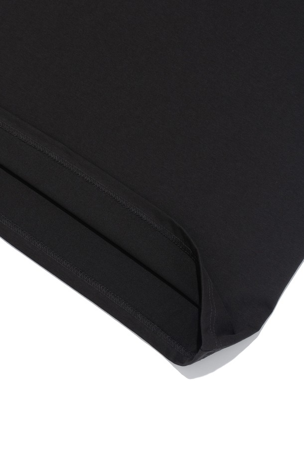 BB 스터프 로고 티셔츠 (차콜)는 스포츠, 아웃도어 활동은 물론 여행 시에도 활용하기 좋은 공용 티셔츠입니다. 부드러운 촉감의 면과 폴리에스테르 혼방 소재로 제작되어 흡습 및 통기성이 뛰어나 쾌적한 착용감을 제공합니다. 에어로쿨 원단을 사용하여 활동적인 움직임에도 편안함을 유지하며, 라운드넥과 반소매 디자인으로 캐주얼하고 스포티한 스타일을 연출합니다. 차콜 컬러에 로고 패턴이 더해져 미니멀하면서도 개성 있는 스타일을 완성합니다. 봄, 여름 시즌 데일리룩부터 피트니스, 등산룩까지 폭넓게 활용해보세요.
