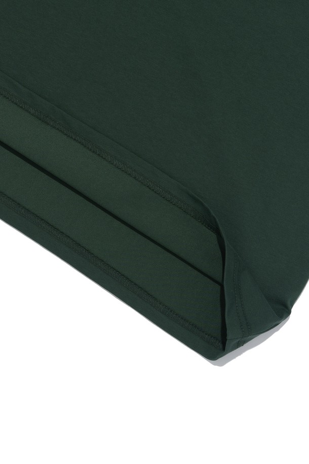 BB 스터프 로고 티셔츠 (그린)는 일상과 가벼운 산책에 어울리는 캐주얼 스타일의 티셔츠입니다. 부드러운 촉감의 면과 에어쿨 기능성 소재를 사용하여 봄, 여름철에도 시원하고 쾌적하게 착용할 수 있습니다. 레귤러핏으로 편안한 착용감을 제공하며, 라운드넥과 반소매 디자인으로 기본적인 스타일을 연출합니다. 은은한 그린 컬러에 BB 스터프 로고가 포인트로 들어가 미니멀하면서도 개성 있는 룩을 완성합니다. 세탁 후에도 형태 복원력이 우수하여 오랫동안 변함없이 즐겨 입을 수 있습니다.
