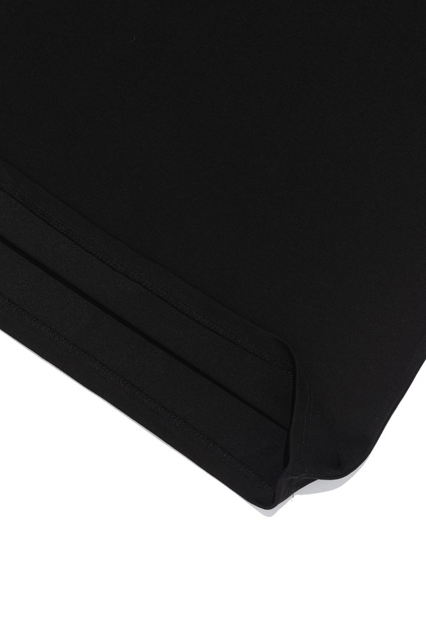 BB 익스트리머 티셔츠 (블랙)는 아웃도어, 스포츠, 여행 등 다양한 활동에 적합한 공용 티셔츠입니다. 흡습, 냉감, 통기, 속건 기능을 갖춘 에어로쿨 원단으로 제작되어 쾌적한 착용감을 제공하며, 부드러운 촉감과 레귤러핏으로 편안함을 더합니다. 무지 디자인에 반소매 스타일로 스포티, 캐주얼, 미니멀한 스타일을 연출하기 좋습니다. 내구성이 우수하고 형태 유지력이 뛰어나 세탁 후에도 변형이 적어 관리가 용이합니다. 여행룩, 휴가룩, 피트니스룩 등 다채로운 TPO에 활용할 수 있습니다.
