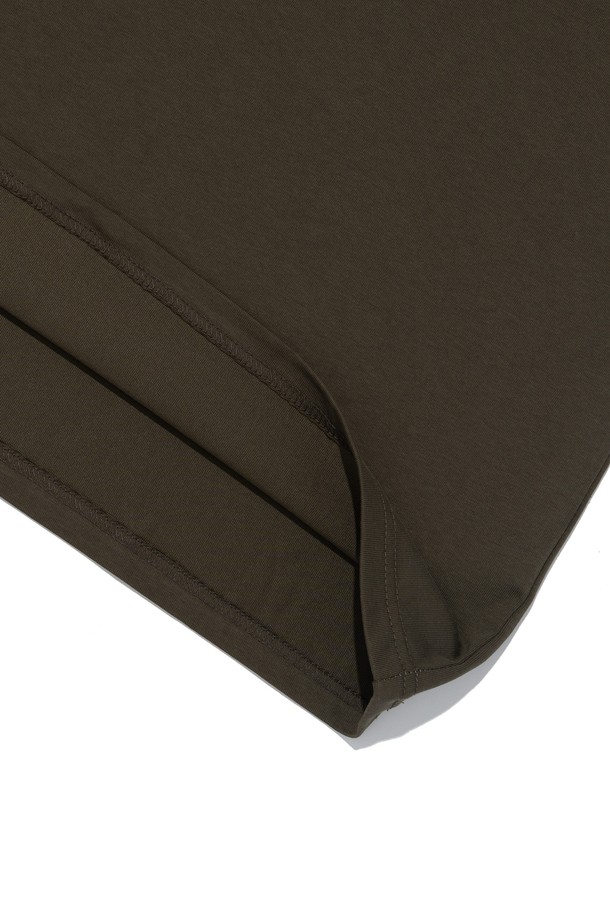 BB 익스트리머 티셔츠 (카키)는 흡습, 통기, 속건 기능을 갖춘 여름용 반소매 티셔츠입니다. 면과 폴리에스테르 혼방의 에어쿨 원단을 사용하여 운동, 아웃도어 활동, 여행 등 익스트림 스포츠를 즐길 때 쾌적함을 유지해 줍니다. 세탁 시 변형이 적고 내구성이 뛰어나 활동적인 일상에서 편안하게 착용할 수 있습니다. 스포티, 미니멀, 캐주얼 스타일을 선호하는 분들께 여행룩, 휴가룩, 피트니스룩으로 추천합니다. 부드러운 촉감과 무지 디자인으로 어떤 스타일에도 쉽게 매치할 수 있습니다.
