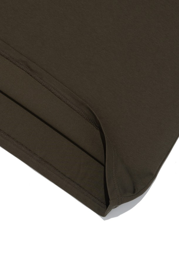 SHAKA(샤카) 로고 티셔츠 (카키)는 베이직한 스타일을 추구하는 분들을 위한 티셔츠입니다. 봄, 여름 시즌에 적합하며, 라운드넥과 반소매 디자인으로 편안하게 착용할 수 있습니다. 일상에서 동네 마실룩이나 카페룩으로 활용하기 좋으며, 캐주얼하면서도 미니멀한 분위기를 연출합니다. 카키 색상에 SHAKA(샤카) 로고가 포인트로 디자인되어 있습니다.
