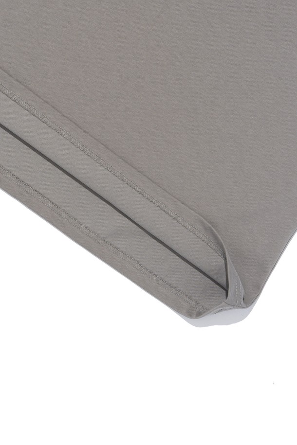 SHAKA(샤카) 로고 티셔츠 (그레이)는 면과 플리스 혼방 소재로 제작되어 부드러운 촉감과 흡습, 속건, 통기 기능을 제공합니다. 일상, 스포츠 활동, 아웃도어 활동 모두에 적합하며, 봄, 여름 계절에 착용하기 좋습니다. 레귤러핏에 라운드넥 디자인으로 편안한 착용감을 선사하며, 에어로쿨 원단 기술을 적용하여 세탁 후에도 형태 유지력이 뛰어납니다. 심플한 로고 패턴과 스포티, 캐주얼 무드를 동시에 연출하여 미니멀한 스타일을 선호하는 분들께 추천합니다.
