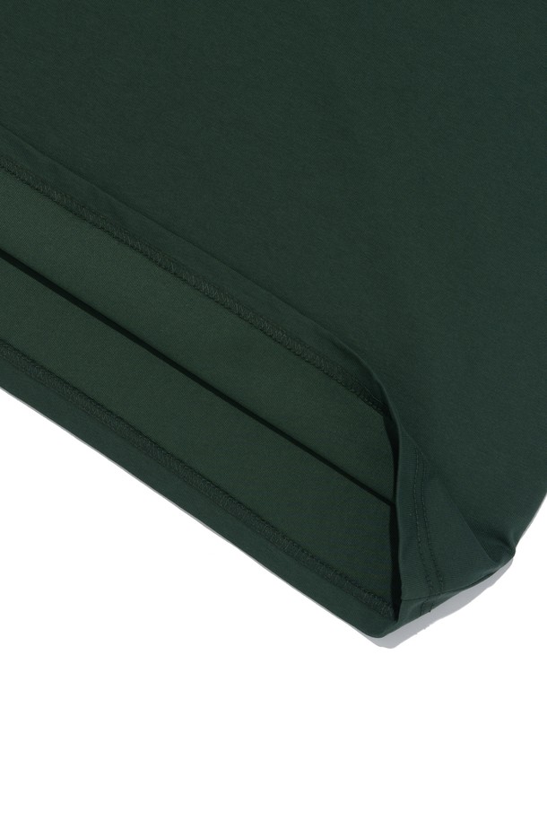 아이덴티티 심볼 로고 티셔츠 (그린)는 캐주얼과 미니멀 스타일을 추구하는 분들을 위한 상의입니다. 봄, 여름 시즌에 어울리며, 동네 마실룩이나 여행룩으로 편안하게 착용하기 좋습니다. 부드러운 촉감의 면과 폴리에스테르 혼방 소재로 제작되어 흡습, 속건, 통기성이 뛰어나 쾌적한 착용감을 제공합니다. 에어로쿨 원단 기술과 내구성을 강화하여 세탁 후 변형을 최소화했으며, 레귤러핏 라운드넥 디자인으로 편안함을 더했습니다. 그린 컬러에 로고 패턴이 포인트로 들어가 데일리룩에 개성을 더해줍니다.
