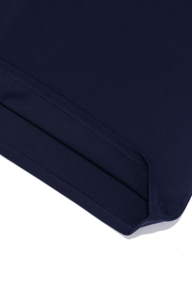 네이비 컬러의 아이덴티티 심볼 로고 티셔츠입니다. 흡습, 속건, 통기성이 우수한 에어로쿨 원단을 사용하여 쾌적한 착용감을 제공합니다. 레귤러핏으로 제작되어 편안한 착용감을 선사하며, 반소매 라운드넥 디자인으로 어떤 스타일에도 쉽게 매치할 수 있습니다. 봄, 여름철 아웃도어 활동이나 일상복으로 활용하기 좋으며, 내구성이 뛰어나 변형을 최소화했습니다. 스포티, 캐주얼, 미니멀한 스타일을 선호하는 분들께 추천합니다.
