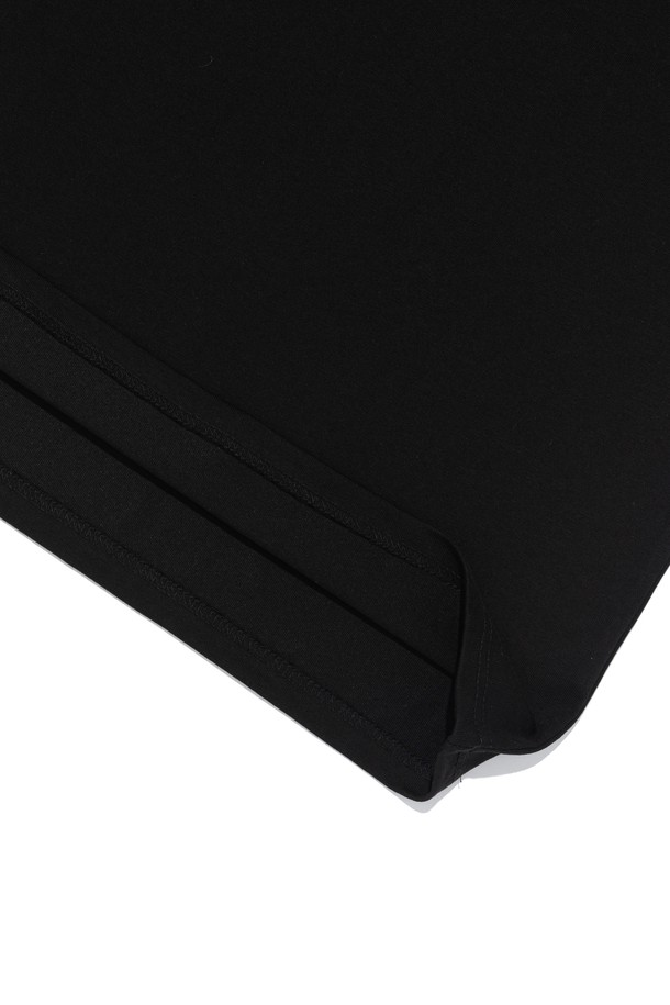 아이덴티티 심볼 로고 티셔츠 (블랙)는 아웃도어, 여행, 스포츠 활동에 적합한 남녀 공용 티셔츠입니다. 부드러운 촉감의 면과 폴리에스테르 혼방 소재로 제작되어 흡습, 통기, 속건 기능을 갖춰 쾌적함을 유지합니다. 에어로쿨 원단을 사용하여 활동성을 높였으며, 150명 이상의 액션 스포츠 선수들과 협업하여 개발되어 내구성이 뛰어납니다. 스포티, 캐주얼, 미니멀 스타일을 선호하는 분들께 여행룩 또는 피트니스룩으로 추천합니다. 전문 선수들의 테스트와 피드백을 통해 지속적으로 개선되어 더욱 만족스러운 착용감을 제공합니다.
