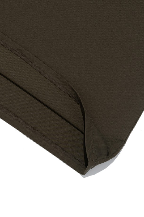 서프 클럽 로고 티셔츠 (카키)는 아웃도어 활동, 여행, 익스트림 스포츠에 적합한 남녀 공용 티셔츠입니다. 흡습, 통기성, 속건 기능이 뛰어난 에어로쿨 원단을 사용하여 여름철에도 쾌적하게 착용할 수 있습니다. 레귤러 핏에 레귤러 기장으로 제작되었으며, 스포티하면서도 캐주얼한 여행룩과 휴가룩 연출에 용이합니다. 부드러운 촉감의 면, 폴리에스테르 혼방 소재로 제작되었으며, 라운드넥 디자인에 카키색 로고 패턴이 돋보입니다. 얇은 두께감으로 편안한 착용감을 선사하는 반소매 티셔츠입니다.
