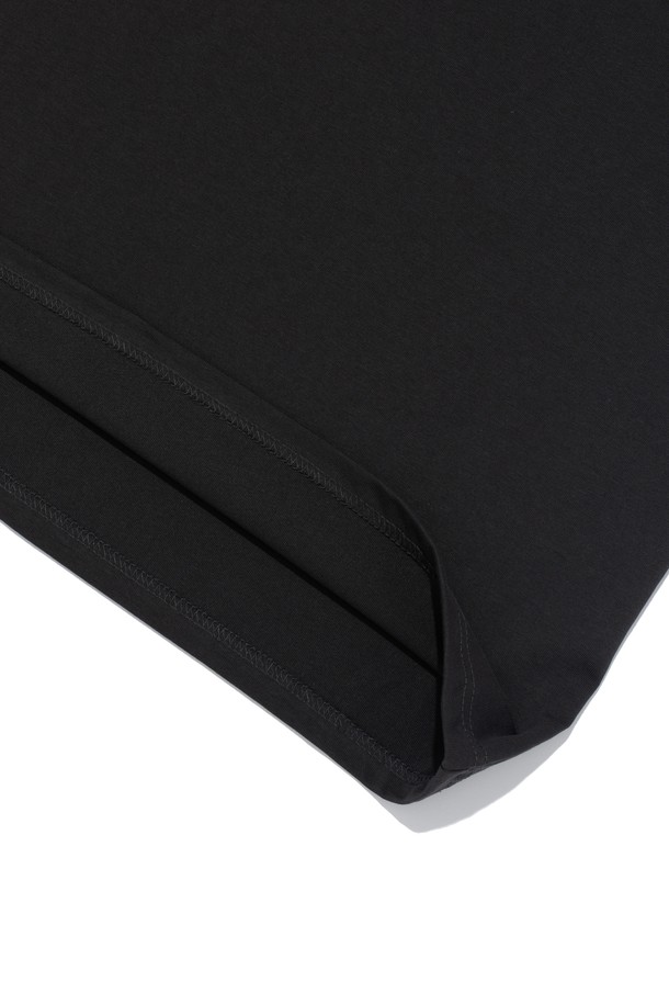 서프 클럽 로고 티셔츠 (차콜)는 아웃도어, 스포츠, 여행 등 다양한 활동에 적합한 공용 티셔츠입니다. 시원한 여름을 위한 얇은 두께와 부드러운 촉감, 그리고 흡습, 속건, 통기, 냉감 기능을 갖춘 에어로쿨 기능성 소재로 제작되었습니다. 레귤러핏에 라운드넥 디자인으로 스포티, 캐주얼, 미니멀 스타일을 연출하며, 여행룩이나 휴가룩에 활용하기 좋습니다. 내구성이 우수하며 세탁 후 변형이 적어 오랫동안 쾌적하게 착용할 수 있습니다. 차콜 색상에 로고 패턴이 돋보이는 반소매 티셔츠입니다.
