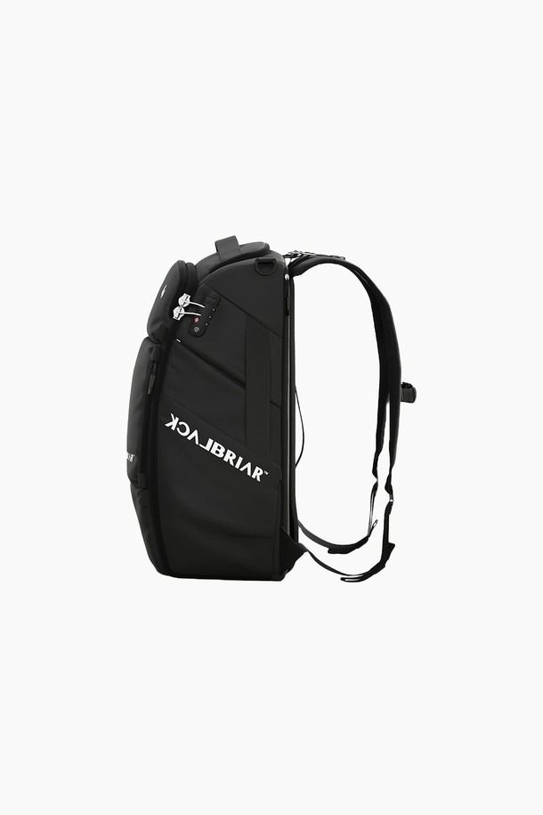 35L 익스트림 트래블 백팩 7.0 [애쉬블랙]은 여행과 백패킹에 적합한 남성용 라지 사이즈 백팩입니다. 폴리에스테르와 TPU 소재를 사용하여 제작되었으며, 35L의 넉넉한 수납 공간을 제공합니다. 무지 패턴의 사각 디자인에 생활 방수 기능을 갖춰 실용성을 높였으며, 경량 설계와 높은 내구성을 자랑합니다. 미니멀, 캐주얼, 고프코어 스타일의 여행룩과 캠핑룩에 잘 어울리는 백팩으로, 지퍼형 잠금 방식으로 내용물을 안전하게 보호합니다. 360도 뷰를 통해 제품의 모든 면을 확인할 수 있습니다.
