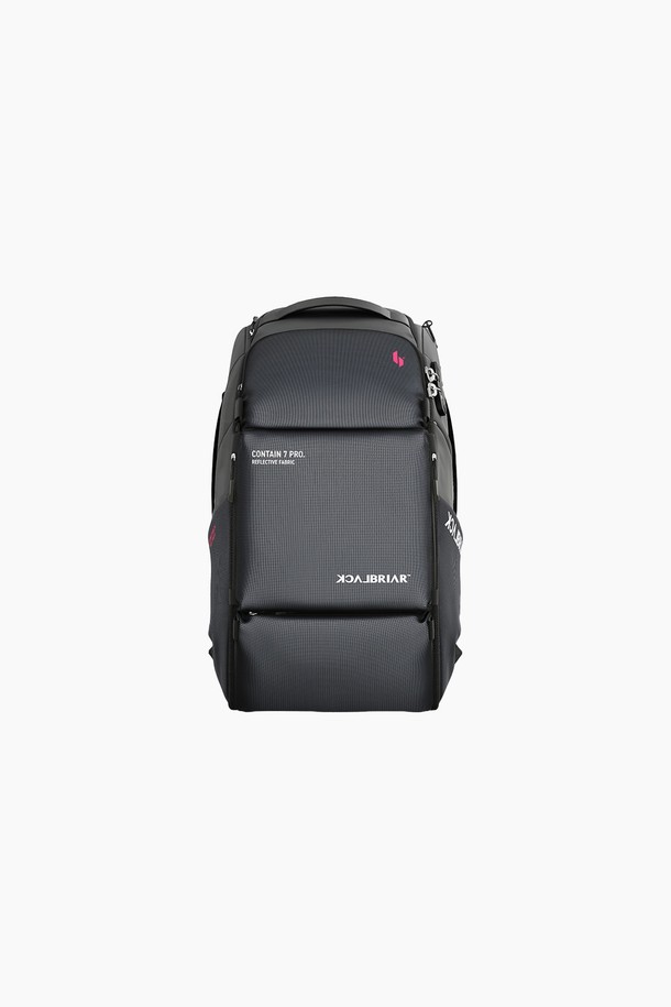 25L 익스트림 시티 백팩 7.0 PRO는 여행, 일상, 하이킹 등 다양한 용도로 활용 가능한 남성용 백팩입니다. 블랙 색상의 무지 디자인으로, 캐주얼, 미니멀, 고프코어 스타일을 연출하기 좋습니다. 25L의 넉넉한 수납공간과 가벼운 무게의 나일론 소재, 방수 기능으로 실용성을 더했습니다. 사각형 모양에 지퍼형 잠금 방식으로 내용물을 안전하게 보호하며, 프로페셔널 시리즈로 더욱 견고하게 제작되었습니다. 여행룩을 위한 완벽한 선택이 될 것입니다.
