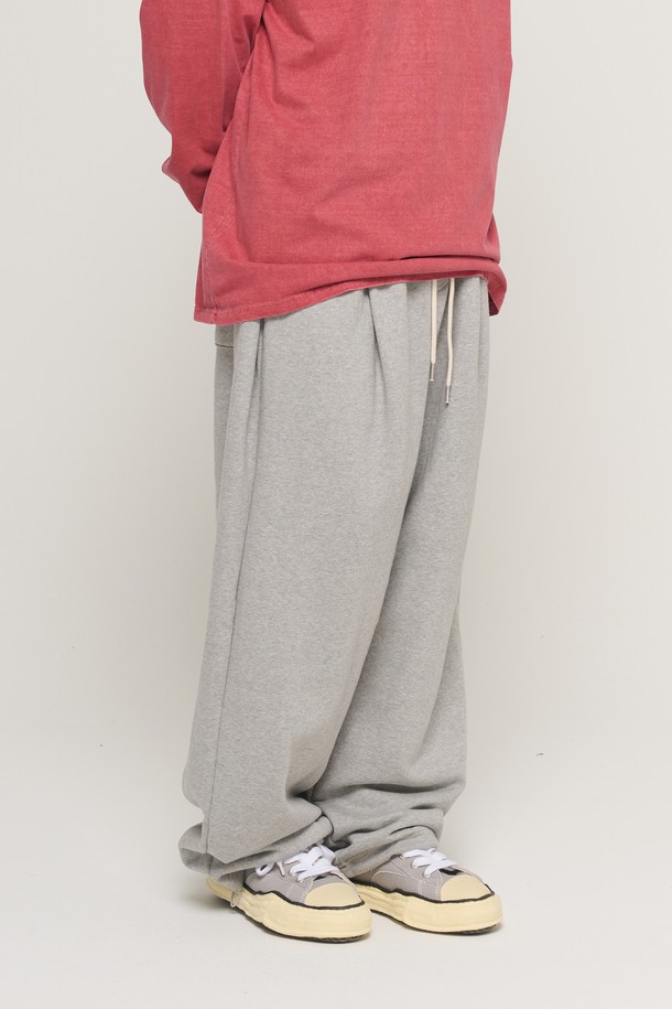 투턱 사이드 와이드 스웨트팬츠 (그레이)는 캐주얼, 스포티, 미니멀 스타일을 즐기는 남녀 모두에게 적합한 긴 기장의 바지입니다. 면 소재로 제작되어 봄, 가을, 겨울 계절에 편안하게 착용할 수 있으며, 루즈핏 와이드 실루엣과 투턱 디테일이 특징입니다. 밴딩 처리된 허리 부분은 편안한 착용감을 제공하며, 동네 마실룩, 집콕룩, 겨울 데일리룩 등 다양한 TPO에 활용하기 좋습니다. 무지 디자인의 그레이 컬러로 어떤 상의와도 손쉽게 매치할 수 있습니다. 편안함과 스타일을 동시에 잡은 스웨트팬츠를 만나보세요.
