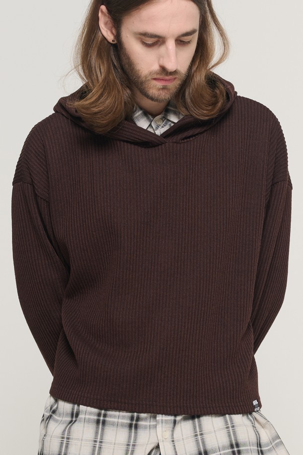 후드 크롭 레이어드 롱 슬리브 니트 (브라운)는 남성을 위한 캐주얼 스타일의 니트/스웨터입니다. 부드러운 울 소재로 제작되어 가을, 겨울에 따뜻하고 포근하게 착용할 수 있습니다. 크롭 기장과 오버핏으로 트렌디함을 더하며, 레이어드 디자인으로 다양한 스타일 연출이 가능합니다. 무지 패턴의 브라운 컬러는 미니멀하면서도 클래식한 분위기를 자아내 겨울 데일리룩, 집콕룩, 산책룩 등 다방면으로 활용하기 좋습니다. 두께감 있는 긴소매 후드 니트이며, 부드러운 촉감이 특징입니다.
