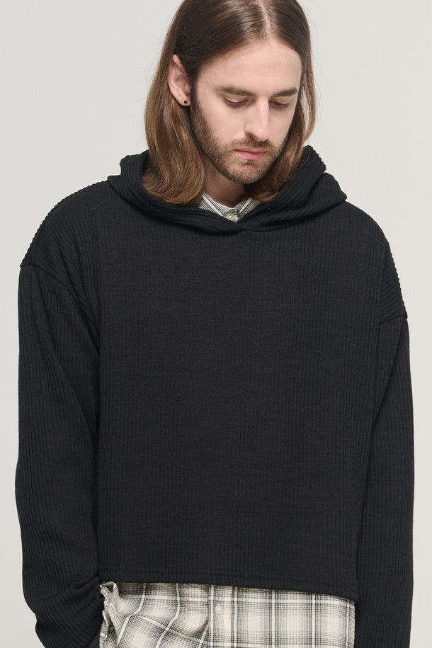 HOOD 크롭 레이어드 롱 슬리브 니트 (블랙)는 미니멀, 스트릿 스타일을 선호하는 남성 고객을 위한 상의입니다. 가을, 겨울 시즌에 어울리는 오버핏 니트 소재의 긴 소매 후드 크롭 디자인으로, 레이어드 스타일 연출이 용이합니다. 블랙과 아이보리 두 가지 색상으로 출시되었으며, 체크 패턴이 특징입니다. 2014년부터 이어온 디자인 원칙을 바탕으로 제작되어 편안한 착용감을 제공하며, 겨울 데일리룩, 모임룩, 데이트룩 등 다양한 TPO에 활용 가능합니다.
