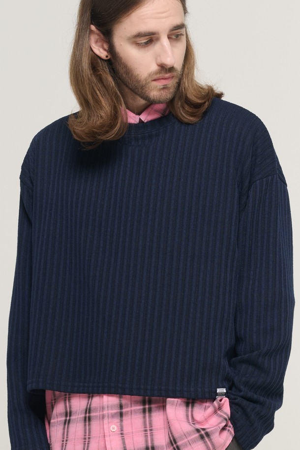 네이비 컬러의 CB 리브드 라운드 크롭 오버 니트입니다. 가을, 겨울에 착용하기 좋은 남성용 니트/스웨터로, 베이직하면서도 캐주얼한 스타일을 연출합니다. 가볍고 유연한 폴리에스터와 스판덱스 혼방 소재로 제작되었으며, 골지 패턴과 라운드넥 디자인이 특징입니다. 와이드한 바디라인과 입체적인 실루엣, 자연스러운 드레이프가 멋스러움을 더하며, 레이어드 스타일링에도 활용하기 좋습니다. 크롭 기장과 오버핏으로 트렌디한 룩을 완성해보세요.
