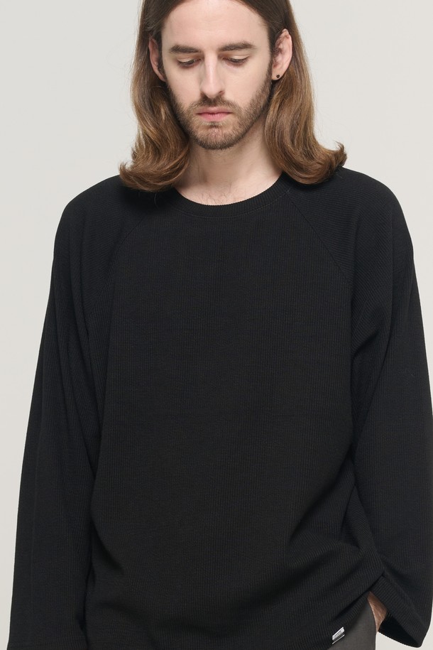 소프트 래글런 레이어드 롱 슬리브 니트 (블랙)는 미니멀하고 베이직한 스타일의 남성용 니트입니다. 부드러운 촉감의 니트 소재로 제작되었으며, 두꺼운 두께감으로 가을과 겨울철에 따뜻하게 착용하기 좋습니다. 라운드넥에 래글런 소매, 오버핏으로 편안한 착용감을 선사하며, 레이어드 디자인으로 포인트를 더했습니다. 데일리룩, 집콕룩, 데이트룩 등 다양한 TPO에 활용하기 좋은 아이템입니다. 무지 디자인으로 미니멀, 클래식, 캐주얼 스타일을 연출하기에 용이합니다.
