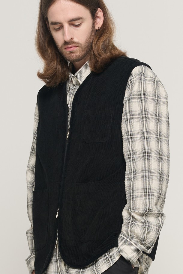 CORDUROY AMEKAJI POCKET VEST (BLACK)는 가을, 겨울에 어울리는 남성용 베스트입니다. 부드러운 텍스처의 블랙 코듀로이 소재에 무지 디자인으로 제작되었으며, 캐주얼, 아메카지 스타일을 연출할 수 있습니다. 뻣뻣한 촉감의 두꺼운 두께감으로 보온성을 높였으며, 크롭 기장과 라운드넥 디자인이 특징입니다. 포켓 디테일이 있어 실용성을 더했으며 가을 나들이룩, 겨울 데일리룩 등 다양한 TPO에 활용하기 좋습니다. 레귤러핏으로 제작되어 편안한 착용감을 선사합니다.
