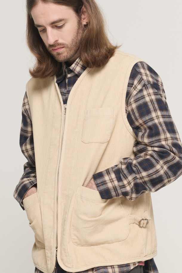 CORDUROY AMEKAJI POCKET VEST (BEIGE)는 부드러운 코듀로이 소재의 남성용 베스트입니다. 가을과 겨울 시즌에 어울리는 두꺼운 두께감으로 따뜻함을 제공하며, 캐주얼, 아메카지 스타일을 연출하기 좋습니다. 레귤러핏으로 편안하게 착용할 수 있으며, 라운드넥, 민소매 디자인에 집업 여밈 방식을 채택했습니다. 베이지 컬러의 무지 디자인에 포켓 디테일로 포인트를 더해 가을 나들이룩, 겨울 데일리룩에 활용하기 좋습니다.
