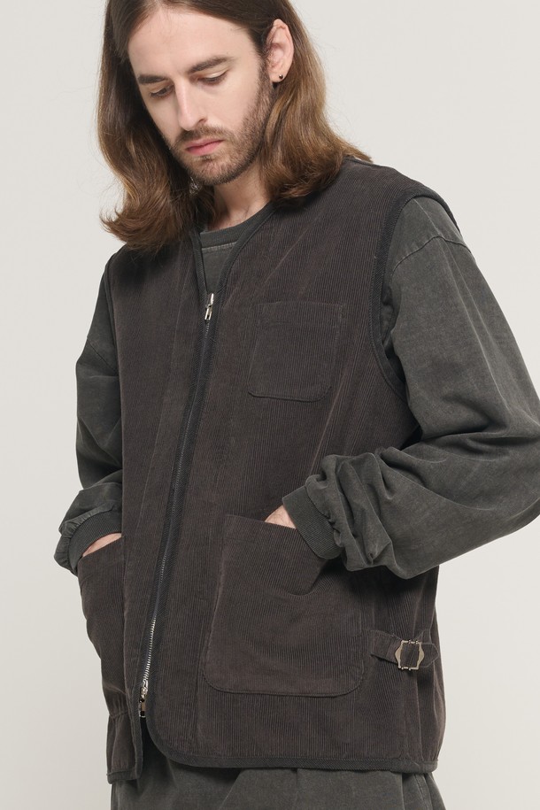 CORDUROY AMEKAJI (코듀로이 아메카지) 포켓 베스트 (차콜)는 가을, 겨울 시즌 남성 데일리룩, 산책룩, 여행룩에 적합한 베스트입니다. 차콜, 블랙, 베이지 3가지 색상으로 출시되었으며, 아메카지, 빈티지 스타일을 연출하기 좋습니다. 뻣뻣한 촉감의 두꺼운 코듀로이 소재로 제작되었으며, 세미루즈핏의 라운드넥 디자인입니다. 멀티플 포켓과 세미 후드 디자인으로 실용성을 더했으며, 다양한 옷 위에 레이어링하여 스타일리시하게 연출할 수 있습니다. 클래식, 워크웨어, 캐주얼 스타일을 즐겨 입는 분들께 추천합니다.
