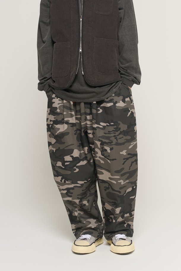 CAMO 랜덤 패턴 루프 벌룬 팬츠 (블랙)는 남성용 바지로, 밀리터리 및 캐주얼 스타일을 즐기는 분들께 적합합니다. 봄, 가을에 착용하기 좋은 얇은 두께의 면 소재로 제작되었으며, 부드러운 촉감이 특징입니다. 와이드 핏과 루즈핏으로 편안한 착용감을 제공하며, 활동적인 디자인과 밴딩 허리로 활동성을 높였습니다. 블랙 컬러에 랜덤 카모 패턴이 더해져 개성 있는 스타일을 연출하며, 동네 마실룩, 여행룩, 캠핑룩 등 다양한 TPO에 활용할 수 있습니다.
