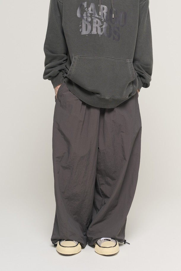 차콜 색상의 나일론 루프 스트링 와이드 팬츠입니다. 남성용으로, 봄/가을 계절에 맞춰 캐주얼, 미니멀, 시티보이 스타일을 연출하기 좋습니다. 나일론 소재로 제작되어 편안한 착용감을 선사하며, 허리 밴딩과 스트링 디테일로 활동성을 더했습니다. 와이드 핏으로 제작되어 트렌디한 스타일을 연출하고, 동네 마실룩이나 여행룩에 활용하기 좋습니다. 무지 디자인으로 어떤 상의와도 쉽게 매치할 수 있습니다.
