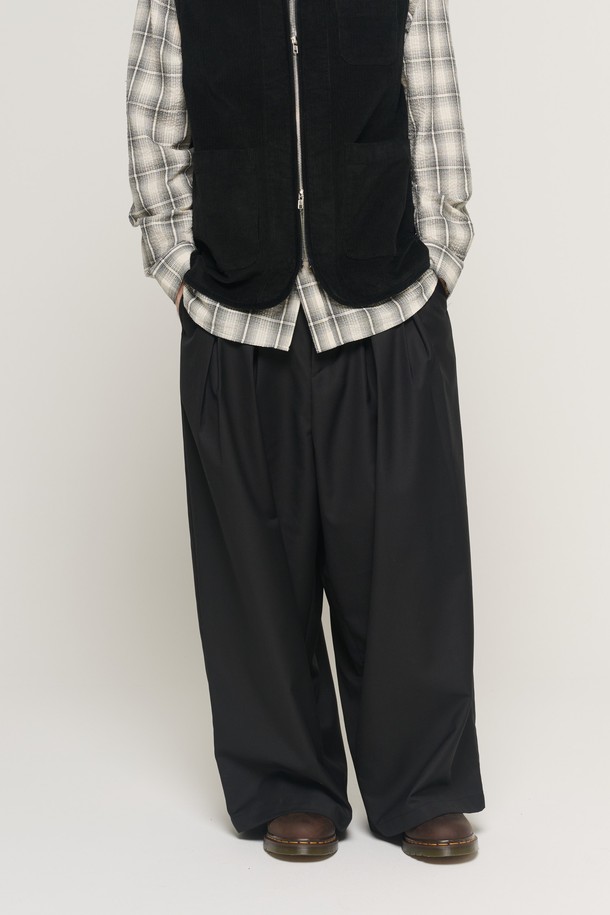 SEASON BALLOON TWO-TUCK SLACKS (BLACK)는 남성용 슬랙스로, 일상 및 세미 캐주얼 스타일에 적합하며, 오피스룩, 비즈니스 캐주얼, 모임룩까지 다양한 TPO에 활용할 수 있습니다. 클래식, 미니멀, 시크 스타일을 추구하는 분들께 추천하며, 사계절 내내 착용 가능한 두꺼운 두께감의 긴 기장 슬랙스입니다. 부드러운 촉감의 폴리에스터와 레이온 혼방 소재로 제작되었으며, 투턱 디자인과 벌룬 실루엣, 와이드 레그, 루즈핏으로 편안함과 스타일리시함을 동시에 잡았습니다. 블랙 컬러의 무지 패턴으로 어떤 상의와도 쉽게 매치하여 다양한 스타일을 연출할 수 있습니다.
