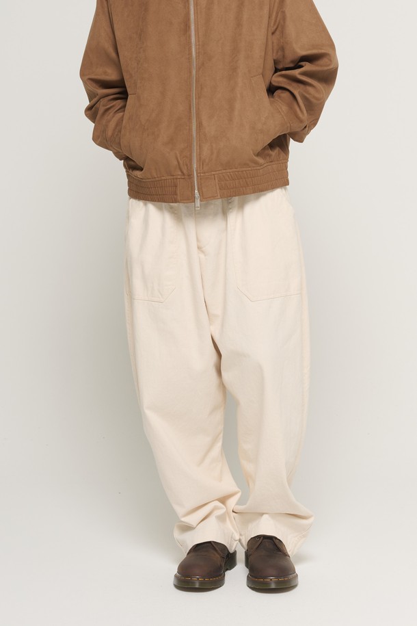 아이보리 컬러의 COTTON FATIGUE BANDING BALLOON PANTS (코튼 패티그 밴딩 벌룬 팬츠)는 부드러운 면 소재로 제작되어 편안한 착용감을 선사합니다. 넉넉한 루즈핏 와이드 실루엣에 밴딩 디테일로 활동성을 높였으며, 패티그 디자인이 특징입니다. 봄, 여름, 가을, 데일리룩으로 활용하기 좋은 아이템으로, 캐주얼, 미니멀, 클래식 스타일을 즐기는 남녀 모두에게 잘 어울립니다. 동네 마실룩이나 산책룩처럼 편안한 TPO에도 적합합니다. 무지 디자인으로 다양한 상의와 매치하기 용이하여, 안정적인 실루엣을 연출합니다.
