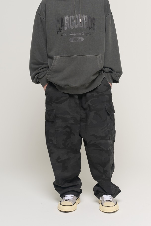 CAMO PATTERN BIO BALLOON PANTS (BLACK)는 캐주얼, 스트릿, 시티보이 스타일을 아우르는 남녀 공용 바지입니다. 봄, 가을에 적합하며, 부드러운 면 소재로 제작되어 편안한 착용감을 선사합니다. 카모 패턴과 블랙 컬러의 조화가 돋보이며, 루즈핏과 배기핏, 벌룬핏을 믹스하여 트렌디한 실루엣을 연출합니다. 밑단 고무밴딩과 와이드한 디자인으로 활동성을 높였으며, 동네 마실룩, 가을 나들이룩 등 다양한 TPO에 활용하기 좋습니다.

