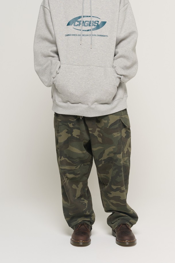 카모 패턴 바이 벌룬 팬츠(Khaki)는 남성용 바지로, 밀리터리 및 캐주얼 스타일을 연출합니다. 봄, 가을에 적합하며, 일상복은 물론 동네 마실룩, 여행룩, 캠핑룩 등 다양한 TPO에 활용할 수 있습니다. 톤 다운된 카키 컬러에 카모 패턴으로 포인트를 주어, 캐주얼하면서도 워크웨어 무드를 자아냅니다. 루즈핏 벌룬 실루엣으로 편안한 착용감을 선사하며, 프리사이즈로 제작되었습니다.
