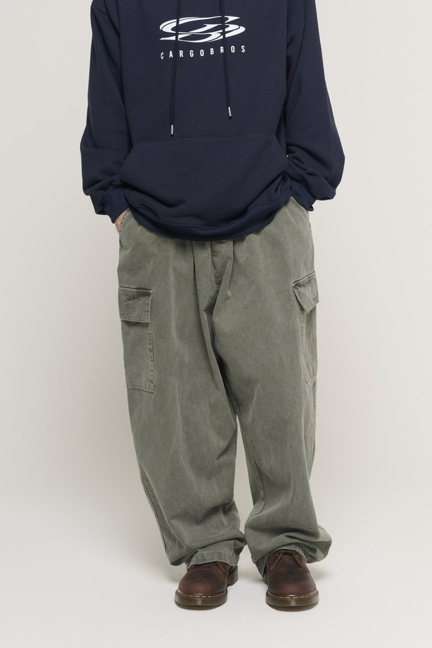 피그먼트 워싱 벌룬 카고 팬츠 (카키)는 캐주얼, 스트릿, 워크웨어 스타일을 아우르는 남성용 카고 팬츠입니다. 봄, 가을에 적합하며, 워싱 가공을 통해 자연스러운 분위기를 연출합니다. 넉넉한 루즈핏과 벌룬핏으로 편안한 착용감을 제공하며, 카고 포켓 디테일이 실용성을 더합니다. 동네 마실룩이나 캠핑룩 등 다양한 TPO에 활용하기 좋습니다. 허리 밴딩으로 편안하게 착용 가능하며, 무지 디자인으로 어떤 상의와도 쉽게 매치할 수 있습니다.
