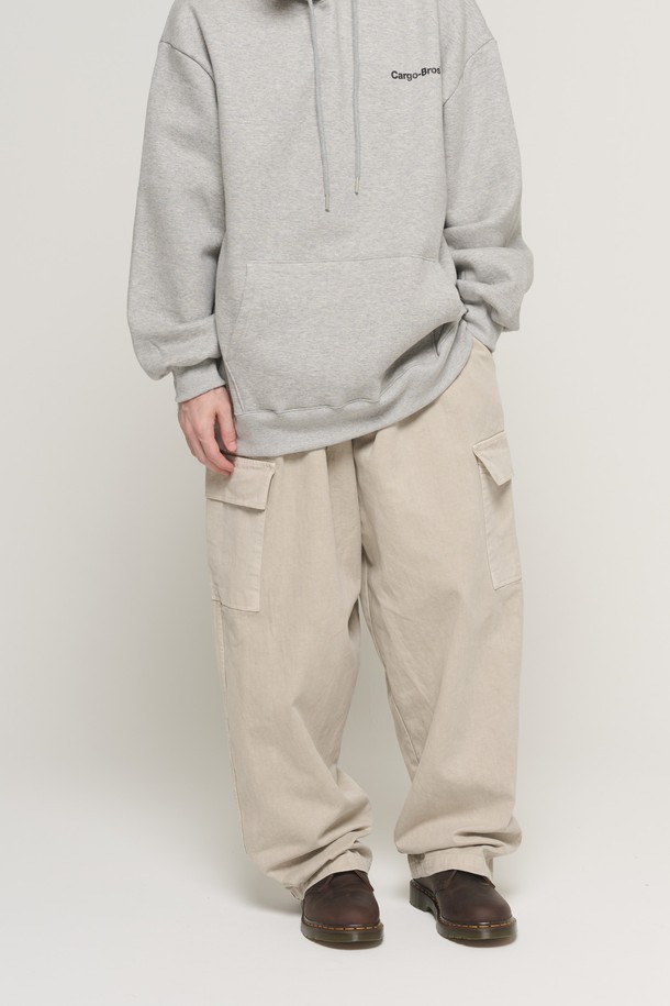 베이지 컬러의 피그먼트 워싱 벌룬 카고 팬츠입니다. 면 소재로 제작되어 부드러운 촉감을 자랑하며, 봄, 가을에 착용하기 좋습니다. 캐주얼, 미니멀, 워크웨어 스타일을 연출하기에 적합하며, 루즈핏과 벌룬핏 디자인으로 편안하면서도 스타일리시한 핏을 제공합니다. 허리 밴딩과 카고 포켓 디테일이 특징이며, 일상생활이나 산책 시 편하게 입을 수 있습니다.
