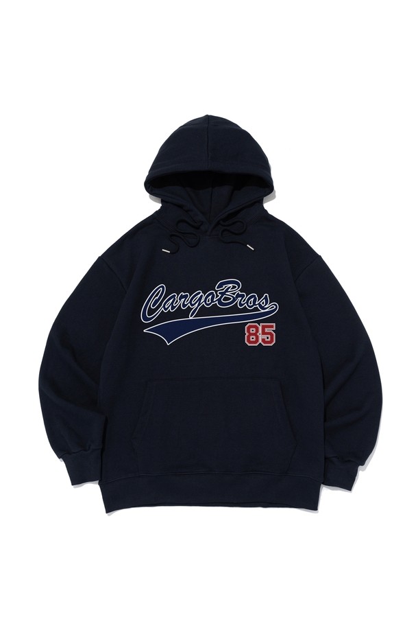 BROS 85 오버 후드 티셔츠 (네이비)는 남녀 공용으로 착용 가능한 캐주얼 및 스트릿 스타일의 후드 티셔츠입니다. 두껍고 부드러운 면 소재로 제작되어 가을, 겨울철에 따뜻하게 입을 수 있으며, 넉넉한 오버핏으로 편안한 착용감을 제공합니다. 네이비 컬러에 85 로고 프린트가 돋보이며, 긴 소매 기장으로 디자인되었습니다. 데일리룩에 포인트 아이템으로 활용하기 좋은 스타일리시한 후드 티셔츠입니다.
