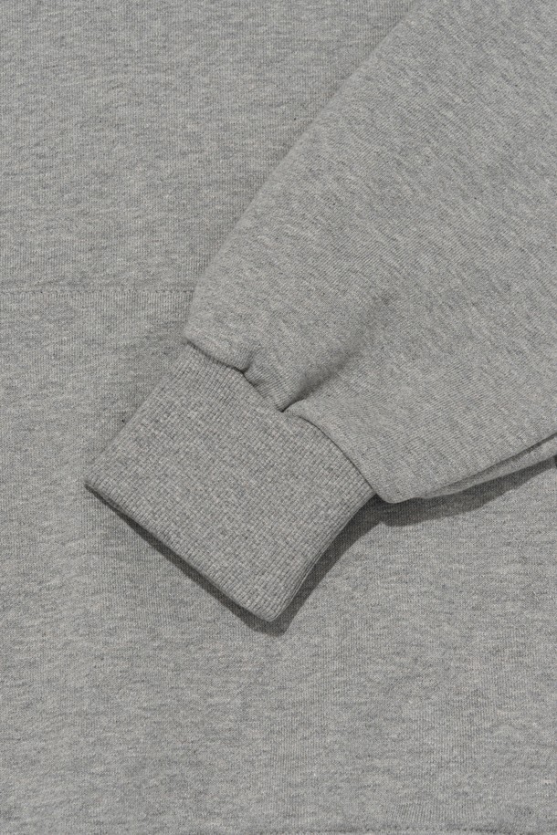 "ARCH LOGO OVER HOOD 티셔츠 (GRAY)"는 부드러운 면 소재로 제작되어 편안한 착용감을 선사하는 오버핏 후드 티셔츠입니다. 캐주얼, 스트릿 스타일을 연출하기 좋으며, 봄, 가을, 겨울 시즌 데일리룩으로 활용하기 좋습니다. 넓은 아치 로고 프린팅이 돋보이며, 두꺼운 두께감으로 따뜻하게 입을 수 있습니다. 집콕룩이나 겨울철 편안한 스타일을 위한 완벽한 선택입니다. 긴 소매 기장으로 활동성을 더했습니다.
