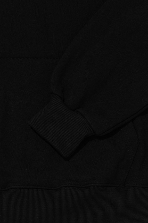 TECH GARMENT OVER HOOD 티셔츠 (블랙)는 가을, 겨울 시즌에 어울리는 후드 티셔츠입니다. 50% 면과 50% 폴리에스터 혼방 소재로 제작되어 부드러운 촉감과 두께감을 자랑하며, 스트릿 무드의 그래픽 디자인이 돋보입니다. 오버핏으로 편안한 착용감을 제공하며, 캐주얼, 시티보이 스타일을 연출하기 좋습니다. 겨울 데일리룩, 집콕룩, 동네 마실룩 등 다양한 TPO에 활용할 수 있는 실용적인 아이템입니다. 긴 소매와 후드 디자인으로 보온성을 더했습니다.
