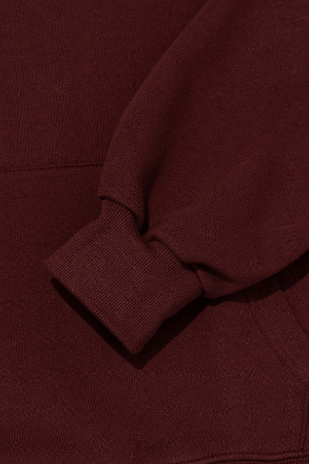 TECH GARMENT OVER HOOD 티셔츠 (버건디)는 모던, 스트릿 스타일을 즐기는 당신을 위한 후드 티셔츠입니다. 간절기와 겨울 시즌에 적합하며, 면과 폴리에스터 혼방 소재로 제작되어 부드러운 촉감을 선사합니다. 오버핏으로 편안한 착용감을 제공하며, 긴 소매와 후드 디자인으로 보온성을 높였습니다. 테크 감성의 시즌 아트워크와 스타일리시한 브랜드 아이덴티티가 돋보이며, 일상 및 동네 마실룩에 적합합니다. 버건디, 블랙, 라이트 그레이, 카키 등 다채로운 컬러 옵션으로 만나보세요.
