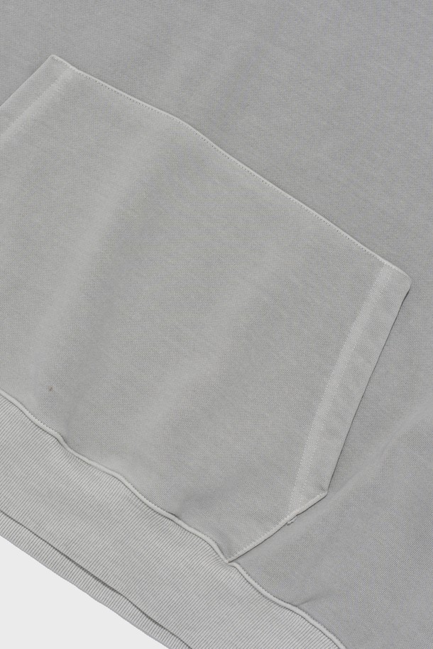 ESSENTIAL LOGO PIGMENT HOOD T-SHIRT (GRAY)는 미니멀하고 캐주얼한 스타일의 공용 후드 티셔츠입니다. 그레이, 버건디, 베이지 세 가지 색상으로 출시되었으며, 봄, 여름, 가을, 겨울 사계절 내내 착용 가능합니다. 면, 폴리에스테르, 폴리우레탄 혼방 소재로 제작되었으며, 부드러운 촉감을 자랑합니다. 피그먼트 워싱 가공을 거친 오버핏 디자인에 미니멀한 로고가 특징이며, 단품 또는 이너로 활용하기 좋습니다. 긴 소매 기장의 레귤러 기장으로 편안하게 착용할 수 있습니다.
