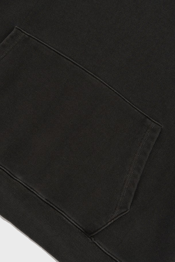 EASTERN 로고 피그먼트 후드 티셔츠 (차콜)는 캐주얼, 스트리트, 미니멀 스타일을 즐기는 분들을 위한 오버핏 후드 티셔츠입니다. 부드러운 면 소재에 피그먼트 워싱 처리하여 자연스러운 색감과 편안한 착용감을 선사합니다. 봄, 가을, 겨울 시즌에 활용하기 좋으며, 동네 마실룩이나 캠핑룩 등 다양한 TPO에 매치하기 좋습니다. 긴 소매 기장과 후드 디자인으로 보온성을 높였으며, 차콜 컬러의 은은함이 돋보이는 제품입니다. 로고 패턴으로 포인트를 주어 개성 있는 스타일을 연출해보세요.
