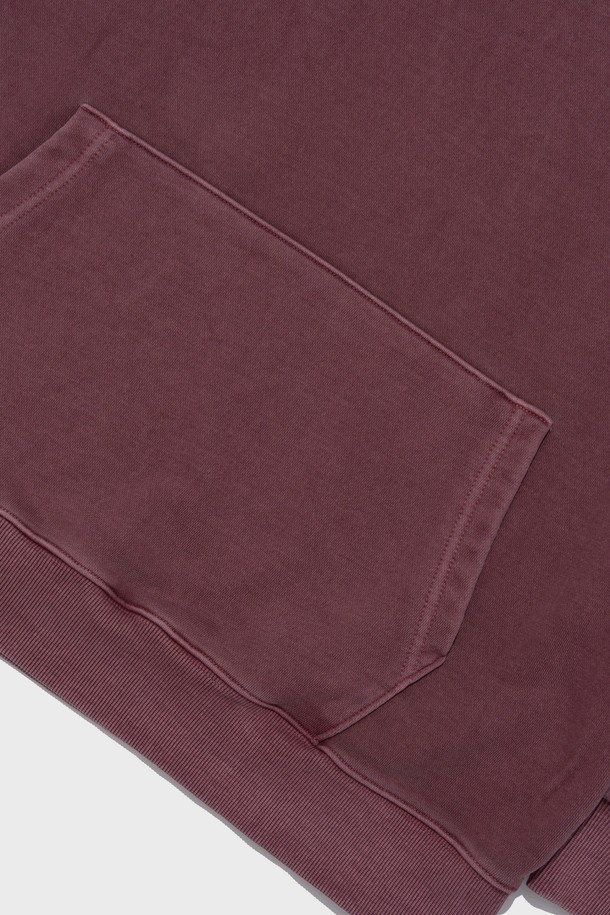 EASTERN LOGO 피그먼트 후드 티셔츠 (버건디)는 캐주얼, 미니멀, 스트리트 스타일을 즐기는 분들을 위한 오버핏 후드 티셔츠입니다. 가을, 겨울 시즌에 적합하며, 3중 구조 원단과 피그먼트 가공으로 빈티지한 촉감을 살렸습니다. 넉넉한 오버사이즈 핏과 긴 소매 기장으로 편안한 착용감을 제공하며, 일상, 집콕, 산책 등 다양한 TPO에 활용할 수 있습니다. 로고 패턴이 돋보이는 버건디 컬러의 두꺼운 후드 티셔츠로, 스타일리시한 겨울 데일리룩을 완성해 보세요.
