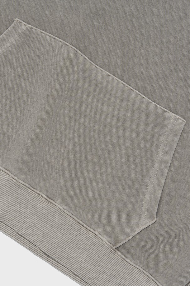 USN MARINE PIGMENT 후드 티셔츠 (베이지)는 밀리터리 무드와 캐주얼 스타일을 동시에 즐길 수 있는 공용 후드 티셔츠입니다. 면, 폴리에스테르, 우레탄 혼방 소재로 제작되어 편안한 착용감을 선사하며, 봄, 가을에 활용하기 좋습니다. 빈티지 워싱 가공을 통해 자연스러운 색바램 효과를 연출하고, U.S. NAVAL 레터링, 앵커 심볼, CARGO BROS US CORP 텍스트 프린팅으로 포인트를 더했습니다. 오버핏 디자인과 후드 네크라인으로 편안한 동네 마실룩 또는 캠핑룩을 완성할 수 있으며, 캐주얼, 스트리트, 워크웨어 스타일 연출에 용이합니다.
