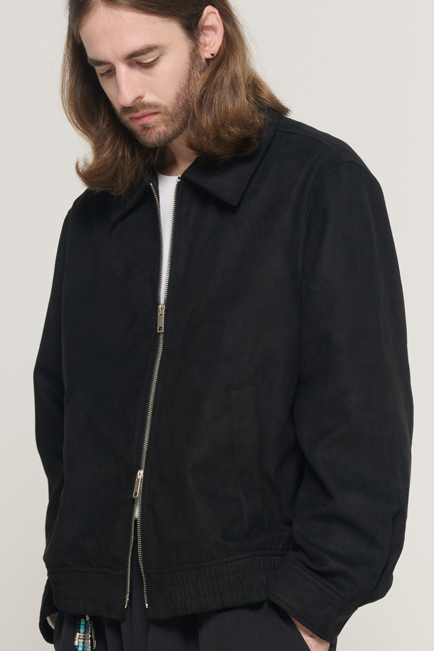 블랙 컬러의 스웨이드 집업 블루종 재킷입니다. 미니멀하고 캐주얼한 스타일로, 부드러운 촉감과 두꺼운 두께가 특징입니다. 봄, 가을 시즌에 데이트룩 또는 가을 나들이룩으로 활용하기 좋습니다. 레귤러 핏으로 제작되었으며, 긴 소매 기장과 집업 디테일이 돋보입니다. 클래식한 디자인으로 다양한 스타일 연출이 용이합니다.
