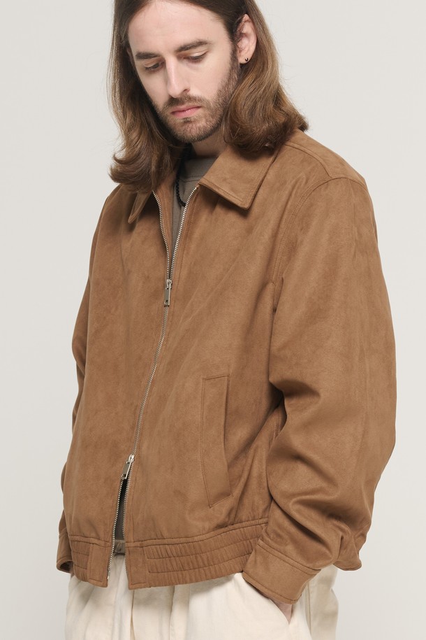 베이지 컬러의 스웨이드 집업 블루종 재킷입니다. 부드러운 촉감의 폴리에스테르 스웨이드 소재로 제작되었으며, 봄, 가을 시즌에 착용하기 좋습니다. 캐주얼 및 베이직 스타일을 연출하기에 적합하며, 릴렉스 핏과 립 디테일, 투웨이 지퍼가 특징입니다. 남성용으로, 데일리룩에 편안함과 스타일을 더할 수 있는 아이템입니다. 블랙, 브라운 컬러도 함께 만나보세요.
