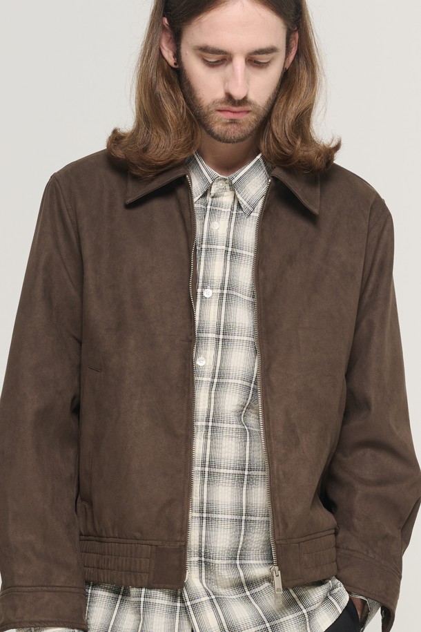 부드러운 스웨이드 촉감이 돋보이는 SUEDE ZIP-UP BLOUSON 재킷 (브라운)입니다. 캐주얼한 무드를 연출하며, 데이트룩, 쇼핑룩, 카페룩 등 다양한 TPO에 활용하기 좋습니다. 오버핏 디자인과 투웨이 지퍼, 밑단 시보리 디테일로 편안함과 스타일리시함을 동시에 잡았습니다. 미니멀하고 시크한 스타일을 선호하는 분들께 추천하는 아이템입니다. 브라운, 블랙, 베이지 세 가지 컬러로 만나보세요.
