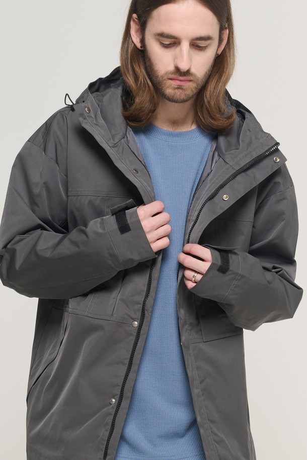 4D TECH 윈드브레이커 재킷 (차콜)은 남성용 윈드브레이커입니다. 롱 기장의 오버핏으로 제작되었으며, 방수 기능을 갖춰 일상생활과 스포츠 활동 모두에 적합합니다. 입체적인 실루엣을 연출하는 구조적 절개선과 허리 조절 시스템, 그리고 실용적인 전면 포켓이 특징입니다. 차콜, 블랙, 아이보리 세 가지 색상으로 출시되었으며, 봄, 가을 시즌에 스포티하고 모던한 스타일을 연출하기 좋습니다. 얇고 가벼운 폴리에스테르 소재로 제작되어 편안한 착용감을 제공합니다.
