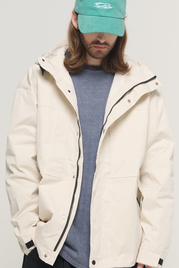 4D TECH 윈드브레이커 재킷 (아이보리)은 남성용 윈드브레이커로, 봄, 가을에 착용하기 좋은 아이템입니다. 방수 및 방풍 기능을 갖춘 테크니컬 소재의 얇은 두께감과 뻣뻣한 촉감이 특징이며, 일상 및 스포츠 활동에 적합합니다. 스포티하고 캐주얼한 스타일을 연출하며, 오버핏 크롭 기장과 집업 여밈 방식, 스탠드칼라 디자인이 돋보입니다. 산책, 여행, 등산 등 다양한 TPO에 활용할 수 있으며, 미니멀한 룩에도 잘 어울립니다.
