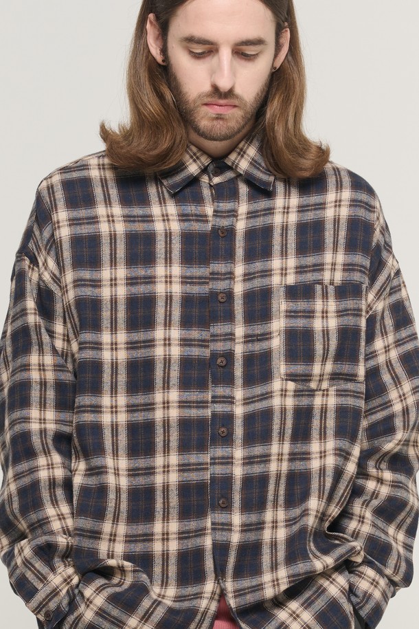 네이비 컬러의 RETRO OVER CHECK SHIRT (레트로 오버 체크 셔츠)는 빈티지 스타일의 체크 패턴이 돋보이는 남성용 셔츠입니다. 봄, 가을에 입기 좋으며, 롱 기장에 오버핏과 루즈핏으로 편안한 착용감을 선사합니다. 면과 폴리에스테르 혼방 소재로 가볍고 부드러운 촉감을 느낄 수 있으며, 넉넉한 암홀 디자인으로 활동성을 높였습니다. 데이트룩, 카페룩 등 다양한 TPO에 맞춰 캐주얼, 레트로, 클래식 스타일을 연출할 수 있습니다. 긴소매와 카라 디자인이 특징이며, 다양한 스타일링이 가능하여 활용도가 높습니다.
