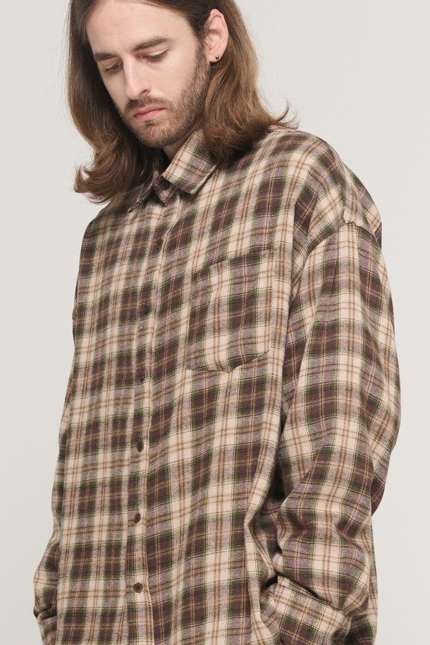 레트로 오버 체크 셔츠 (베이지)는 쌀쌀한 가을, 겨울 날씨에 어울리는 남성용 셔츠입니다. 부드러운 면 소재로 제작되어 편안한 착용감을 선사하며, 오버핏 디자인과 긴 소매 기장으로 여유로운 실루엣을 연출합니다. 베이지와 브라운 컬러 조합의 체크 패턴이 레트로 무드를 더하고, 카라넥과 포켓 디테일이 캐주얼한 매력을 더합니다. 가을 나들이룩, 겨울 데일리룩 등 다양한 TPO에 활용하기 좋은 아이템입니다.

