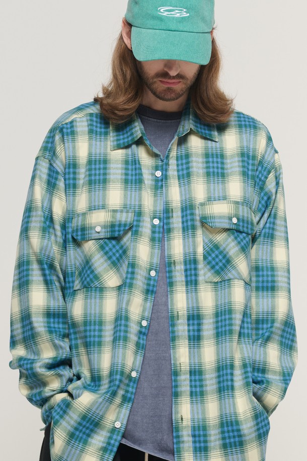 POCKET FLANNEL OVER CHECK SHIRT (GREEN)는 남성용 상의로, 가을, 겨울에 어울리는 두꺼운 플란넬 체크 셔츠입니다. 부드러운 면 소재로 제작되어 편안한 착용감을 제공하며, 톤 다운된 그린, 블루, 크림 컬러의 체크 패턴이 특징입니다. 넉넉한 오버핏과 긴 소매 기장으로 캐주얼하고 클래식한 스타일을 연출하며, 일상 및 가을, 겨울 데일리룩에 활용하기 좋습니다. 가슴 부분에는 포켓이 있어 실용성을 더했습니다.

