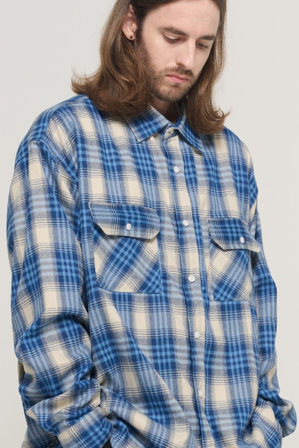블루와 화이트 컬러의 체크 패턴이 돋보이는 포켓 플란넬 오버 체크 셔츠입니다. 부드러운 플란넬 소재로 제작되어 가을, 겨울 시즌에 따뜻하고 편안하게 착용할 수 있습니다. 넉넉한 오버핏으로 캐주얼한 스타일을 연출하며, 긴 소매와 카라 디자인이 특징입니다. 일상복으로 활용하기 좋으며, 포켓 디테일이 실용성을 더합니다. 클래식, 미니멀 스타일을 선호하는 남성분들께 추천합니다.
