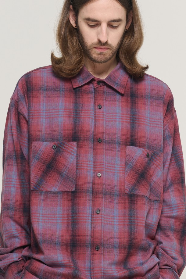 피치 코튼 플란넬 오버핏 체크 셔츠 (와인)는 가을, 겨울 시즌에 따뜻하고 포근한 스타일을 연출하기에 완벽합니다. 부드러운 촉감의 면과 플란넬 소재가 혼방되어 편안한 착용감을 제공하며, 넉넉한 오버핏 디자인으로 캐주얼한 무드를 더합니다. 와인 컬러와 체크 패턴이 어우러져 데이트룩, 카페룩 등 다양한 TPO에 활용하기 좋습니다. 클래식하면서도 미니멀한 스타일을 선호하는 남성분들께 추천하며, 버튼다운 디테일로 포인트를 살렸습니다. 긴 소매 기장으로 보온성을 높여 겨울철 데일리룩으로 손색없습니다.
