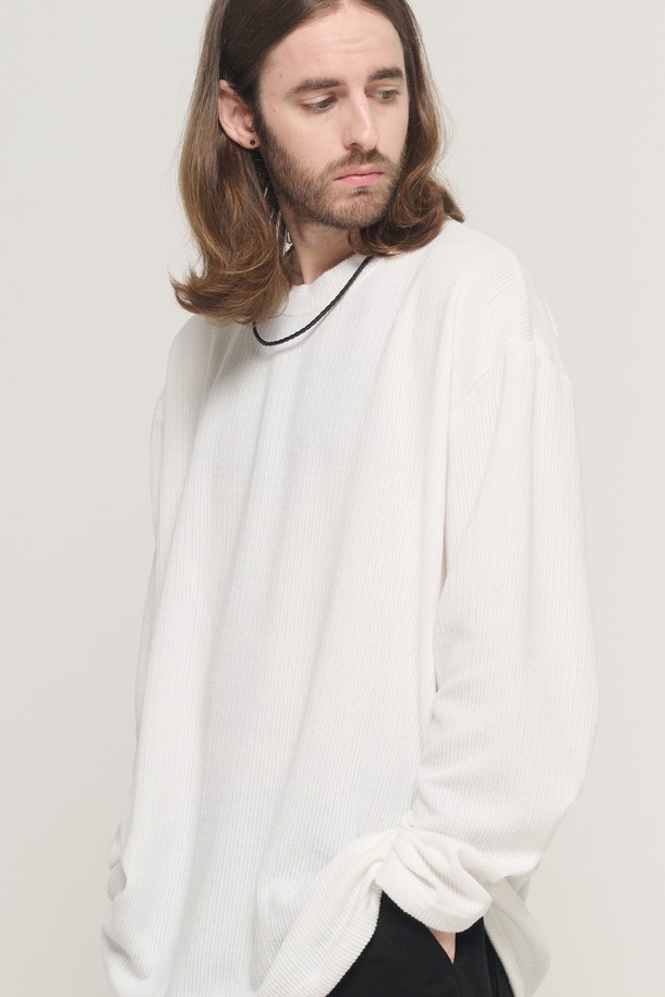 라운드 오버스 핏 롱 니트 슬리브 (화이트)는 가을, 겨울 시즌에 적합한 공용 의류입니다. 부드러운 촉감의 폴리에스터와 스판덱스 혼방 소재로 제작되었으며, 베이직하고 캐주얼한 스타일을 연출합니다. 라운드 넥과 긴 소매, 무지 디자인으로, 여유로운 오버핏 실루엣을 자랑합니다. 얇은 두께감으로 레이어드하여 다양한 스타일을 연출할 수 있으며, 드롭 숄더와 넓은 암홀 디테일이 특징입니다. 블랙 색상도 준비되어 있습니다.
